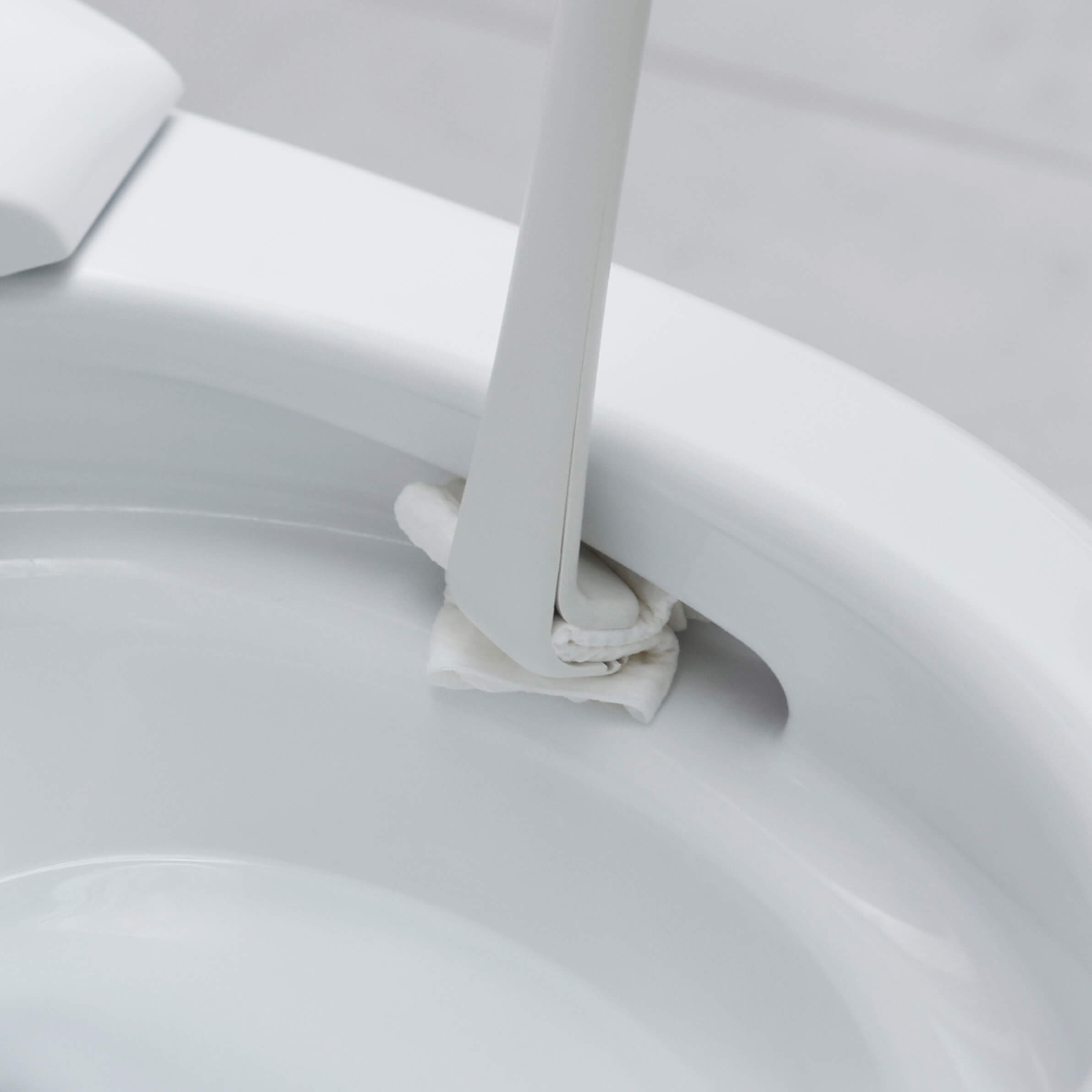 シートを挟むトイレクリーナー