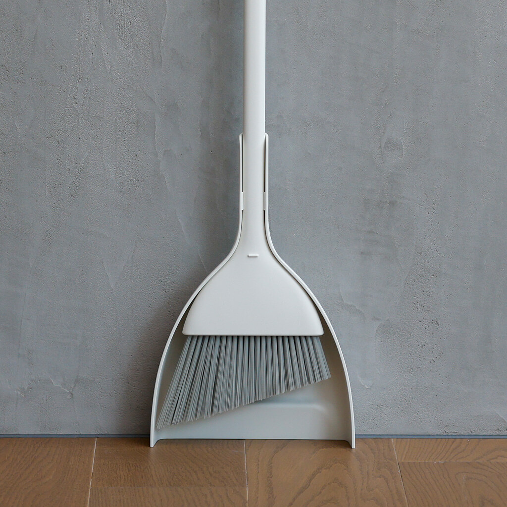 スリムに自立するほうき ちりとり
