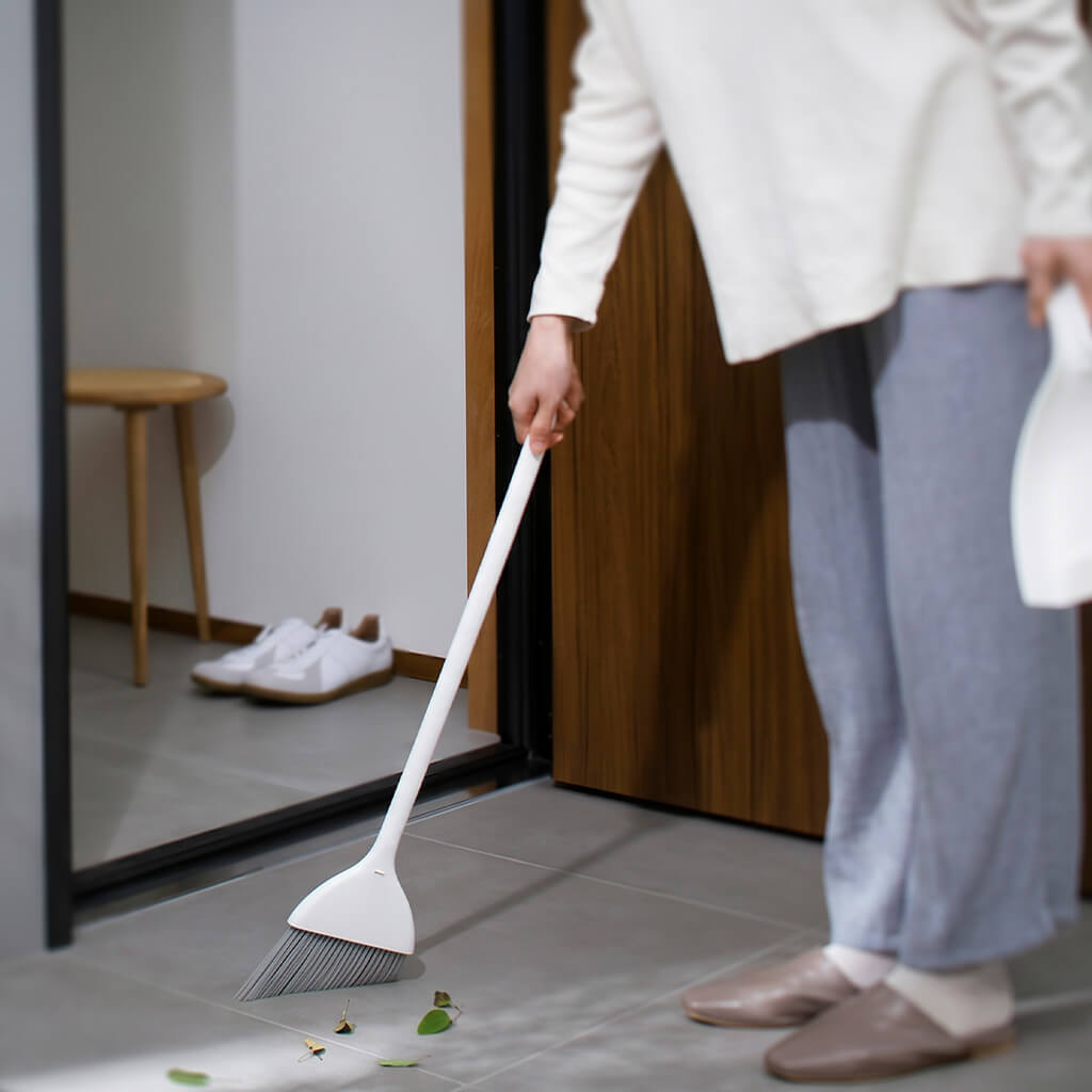スリムに自立するほうき ちりとり ホワイト